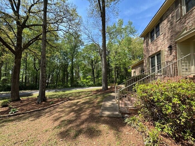 Building Photo - Fenced yard!