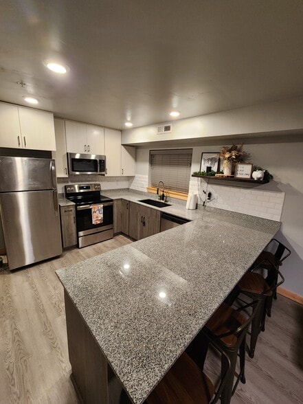 Kitchen with Granite countertops - 280 E Lorene St