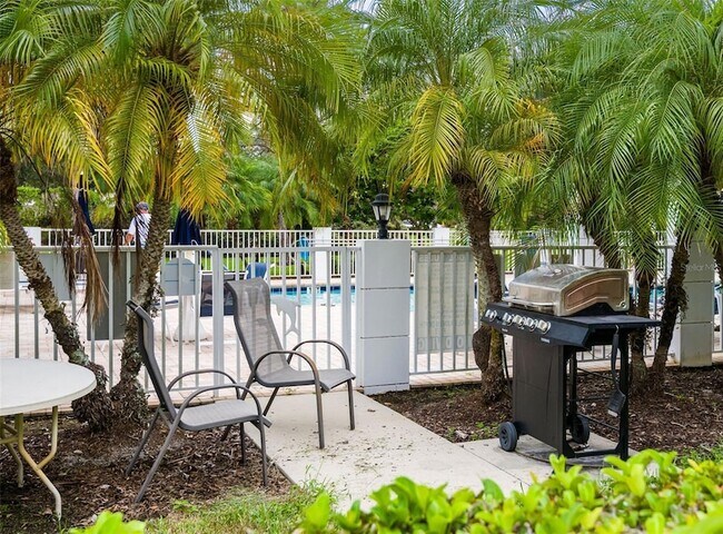 Building Photo - 815 Montrose Dr