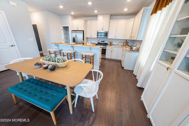 Building Photo - 4 Midway Rd S