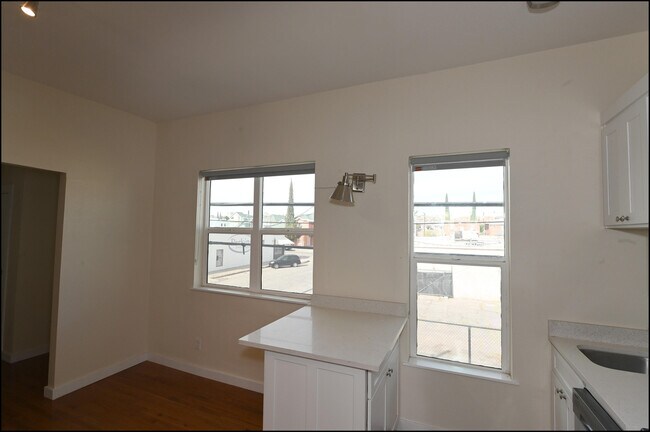 Building Photo - 710 Noble St