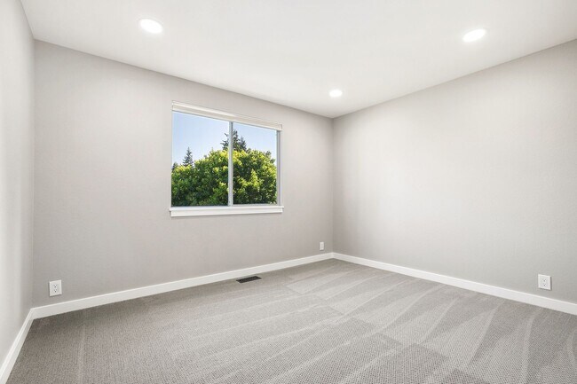 Building Photo - Inviting Everett Home Featuring 3 Bedrooms, Fireplace, and Fully Fenced Backyard