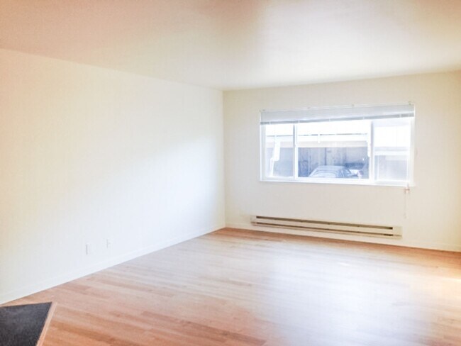 Building Photo - Stunning Remodeled 2BR/2BATHROOM Flat! Fir...