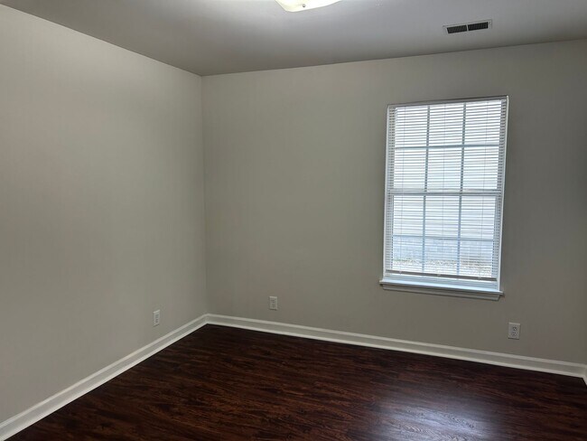Building Photo - 417 Oldham Ave