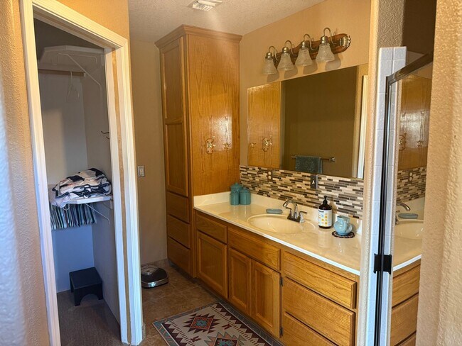 Building Photo - 3 to 6 Month Rental with Golf course views