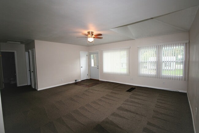 Building Photo - 2 BR home in West Davenport