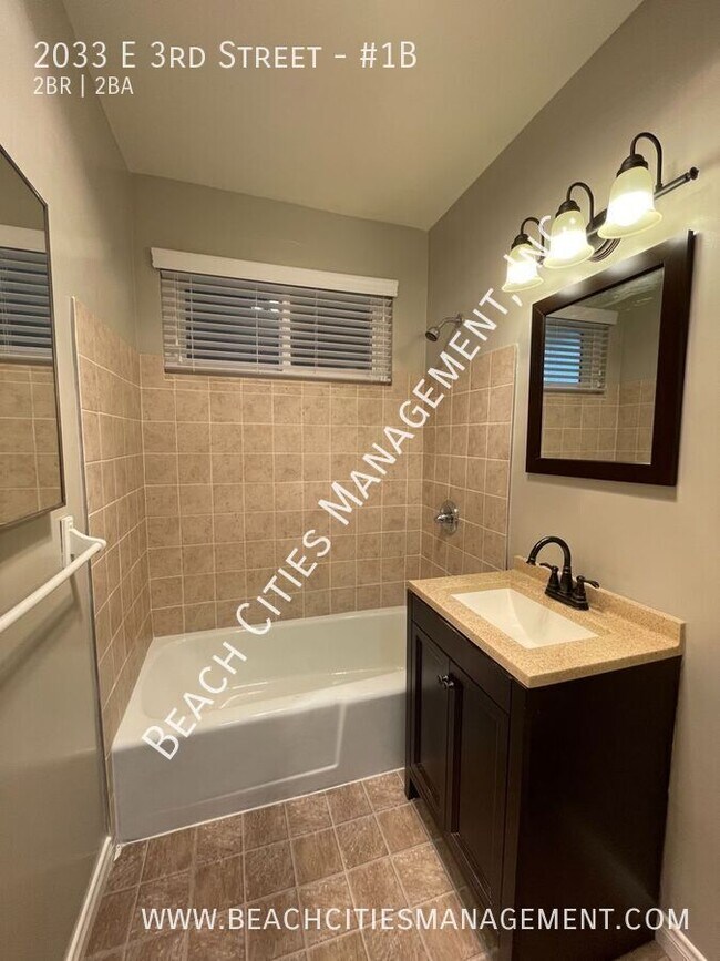 Building Photo - 2033 E 3rd St