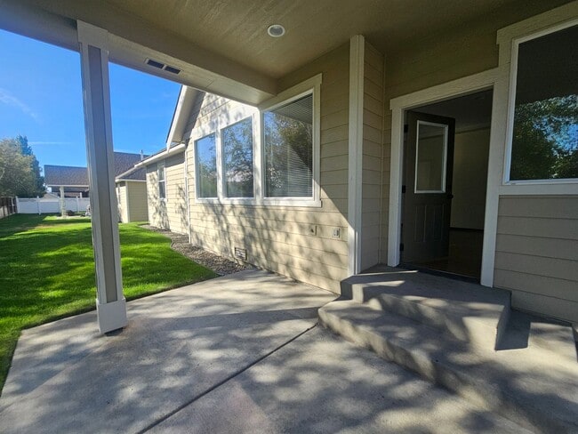 Building Photo - Spacious Home!