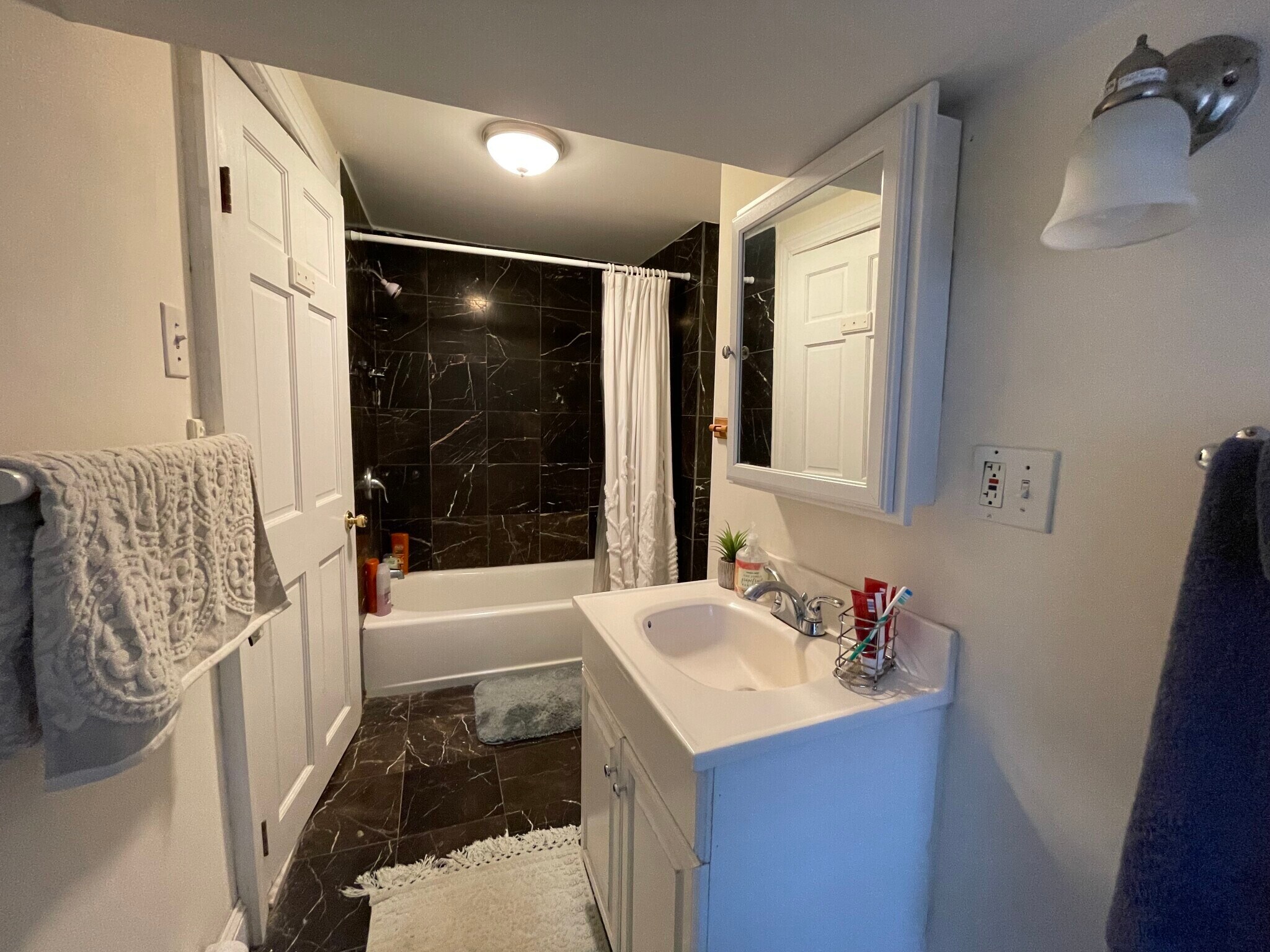 Building Photo - 74 Ashford St