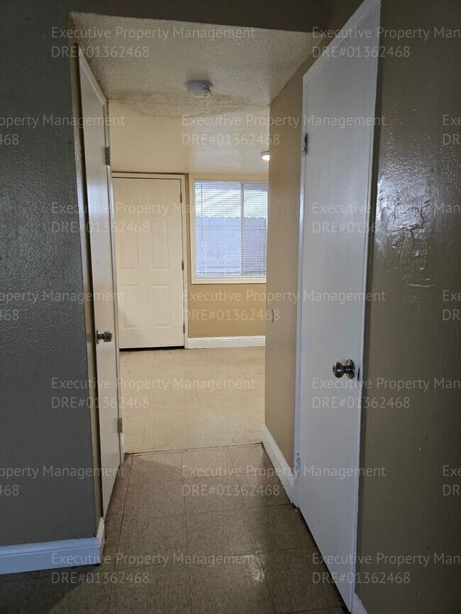 Building Photo - 2 bedroom 1.5 bathroom townhouse