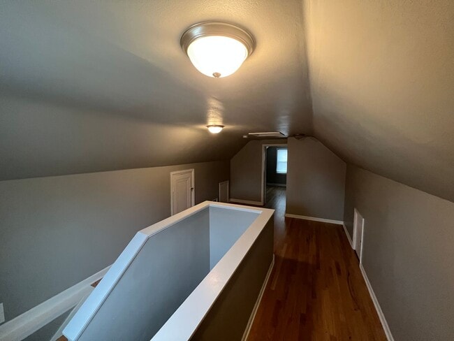 Building Photo - Absolutely Charming 3B 1B Bungalow