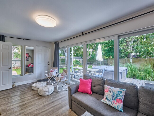 Primary Photo - 801 NE 15th St