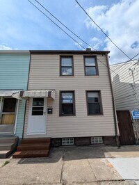 Building Photo - 2 Bedroom 1 Bathroom Single Family Home (S...