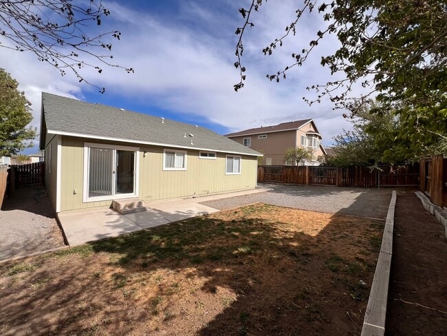 Building Photo - Centrally located 3 bedroom home in Fernley- 3 car garage