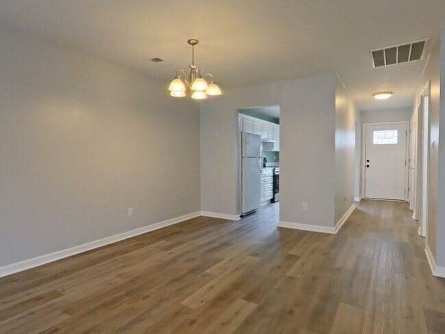 Building Photo - Updated 2 bed-2 bath townhome available NOW
