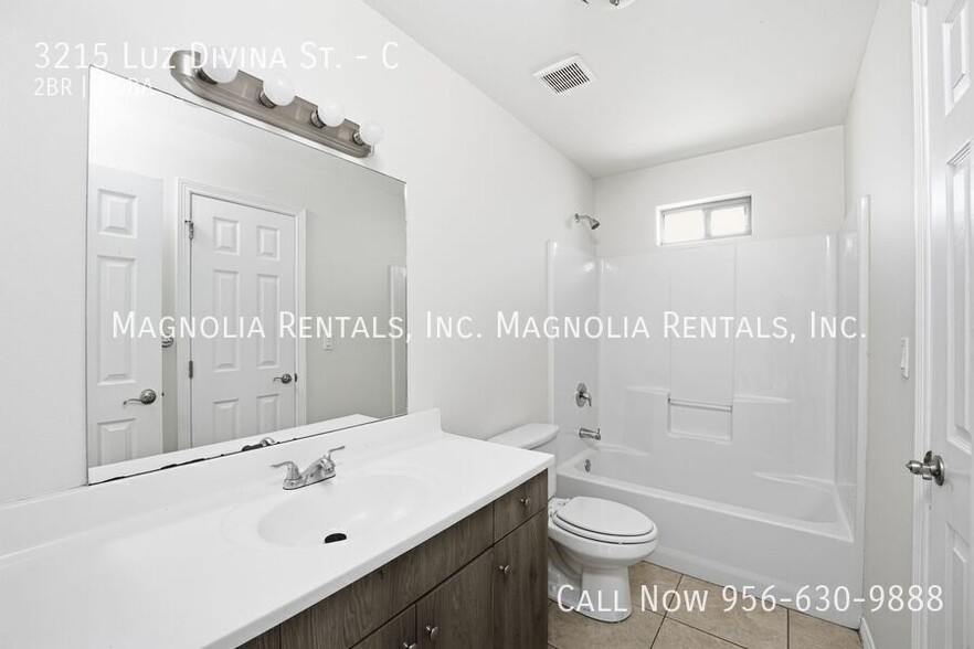 Building Photo - 3215 Luz Divina St