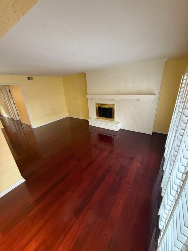 Building Photo - Fantastic Centrally Located Condo