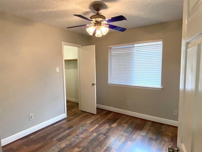 Building Photo - 302 El Toro Ln