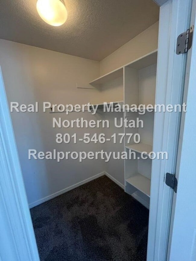 Building Photo - 2 Bedroom 1.5 Bath Townhome Available Now!