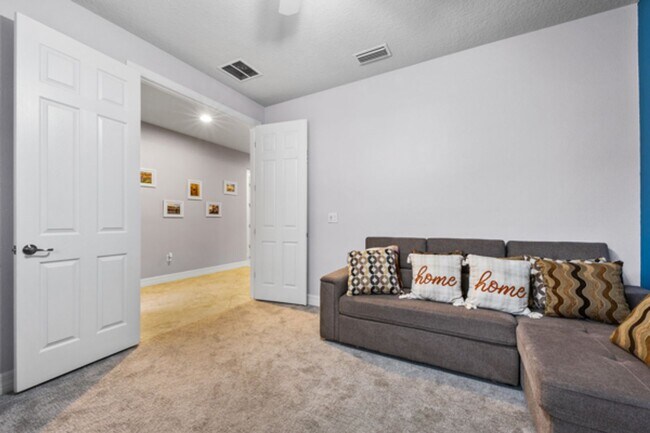 Building Photo - Beautifully Maintained home in Pool Community!