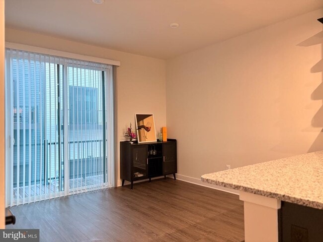 Building Photo - 736 Watts St