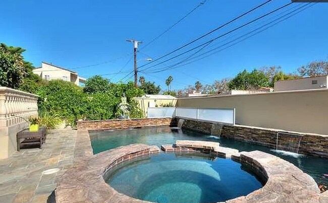 Building Photo - 332 S Almont Dr