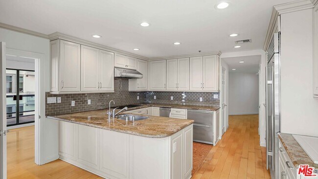 Building Photo - 10724 Wilshire Blvd