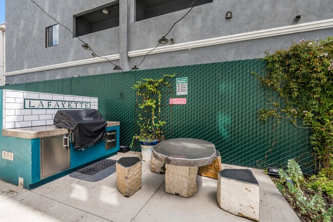 Building Photo - 140 Linden Ave