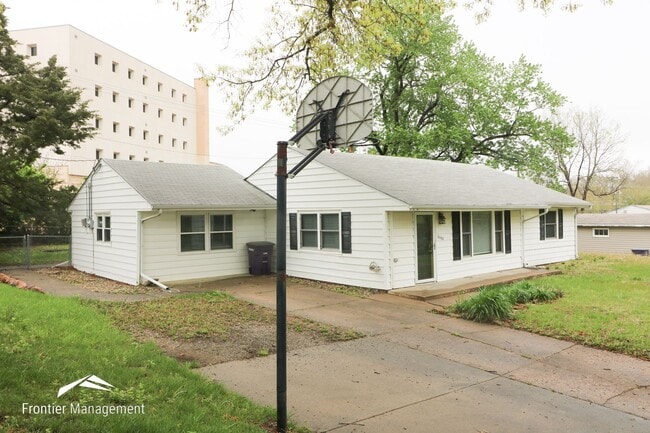 Building Photo - Three Bedroom Home Near Westloop Shopping ...