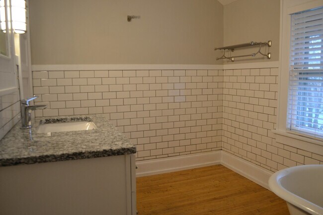 Building Photo - Historic Downtown Single Family Home for R...