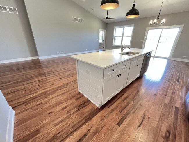 Building Photo - 970 Meadow Ln