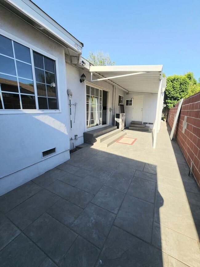 Building Photo - Spacious North Hollywood Home with Guest S...