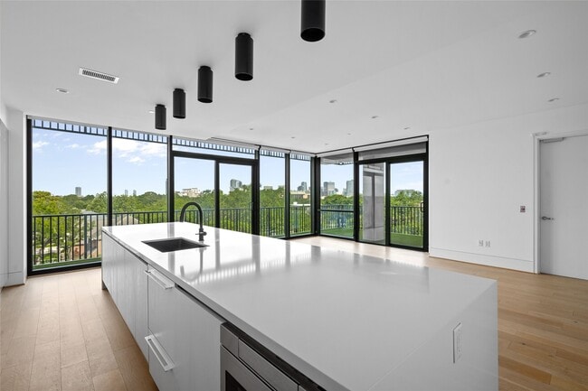 Building Photo - 2406 Tangley St