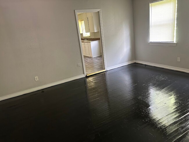 Building Photo - MOVE IN READY!!! $15.00 APPLICATION FEES F...
