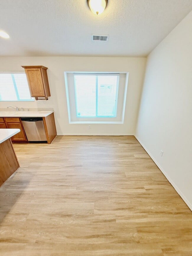 Building Photo - 4 bed home available in Huning Ranch!