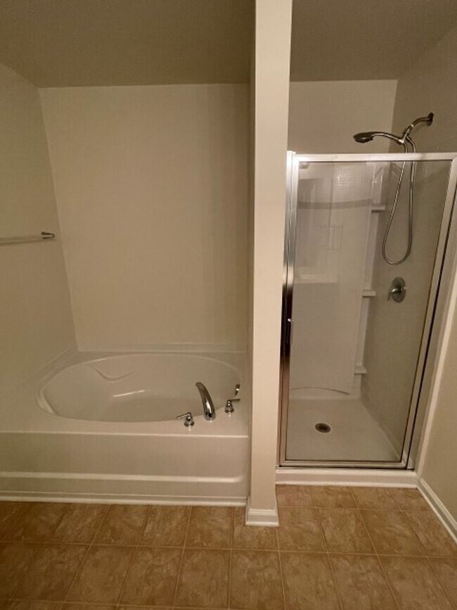 Building Photo - Lovely 5 Bed 3 Bath Home with Community Am...