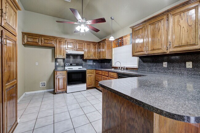 Building Photo - 2912 Edinburg Dr
