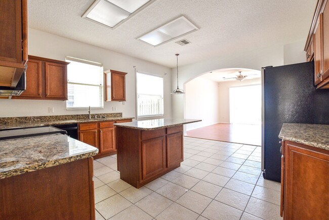 Building Photo - AMAZING 4 Bed 2 Bath Home For Rent in Sanf...