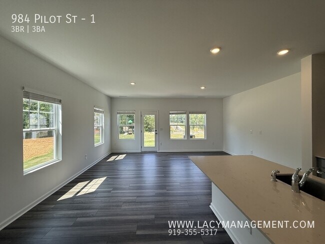 Building Photo - 984 Pilot St