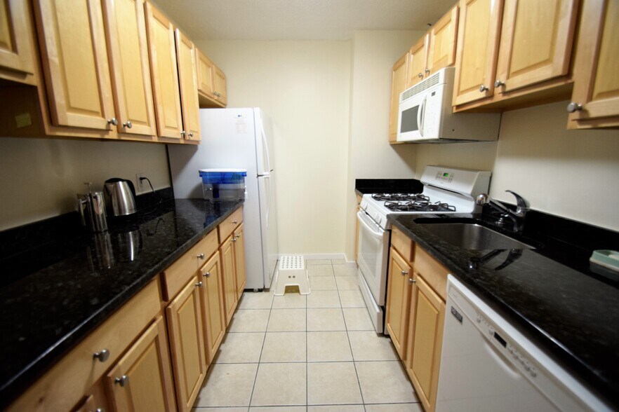 Building Photo - 33 Pond Ave