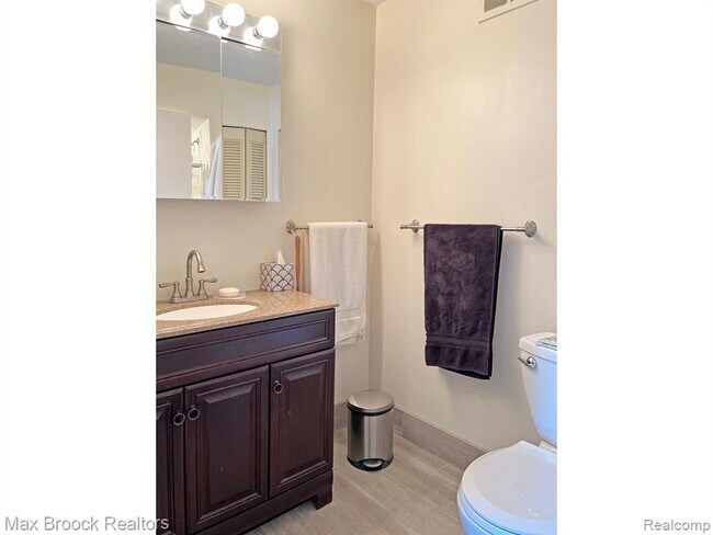 Building Photo - 801 W Long Lake Rd