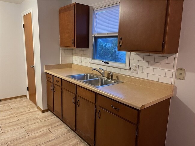 Building Photo - 214 E Spruce St