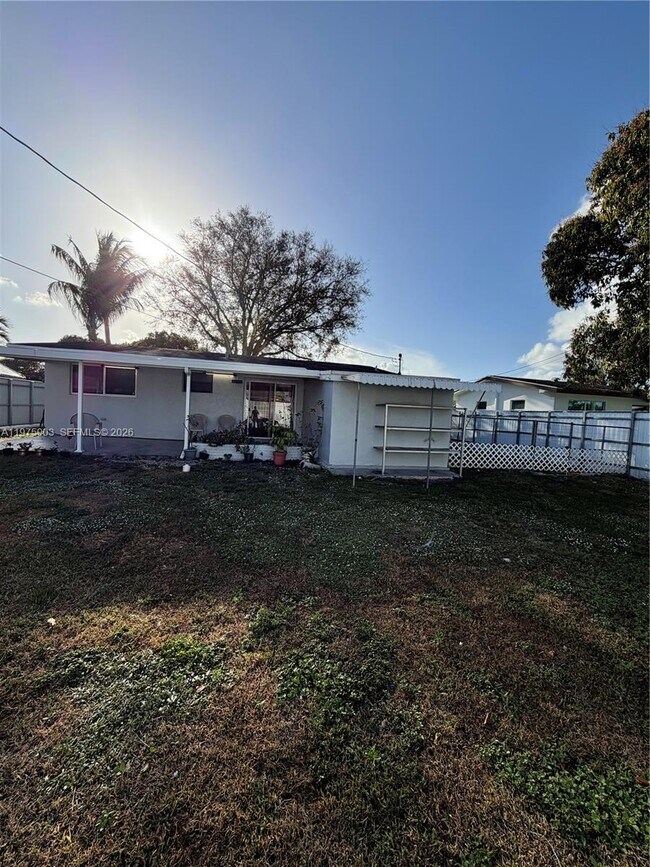 Building Photo - 2655 Island Dr