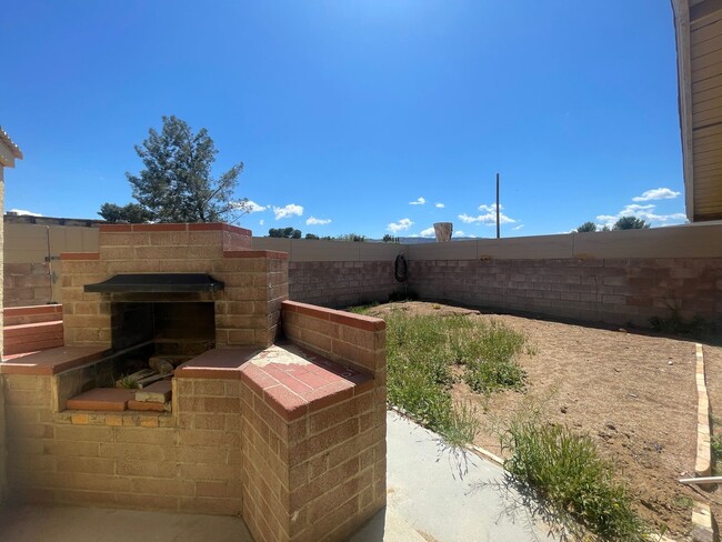 Building Photo - Quartz Hill 3 Bedroom 2 Bathroom