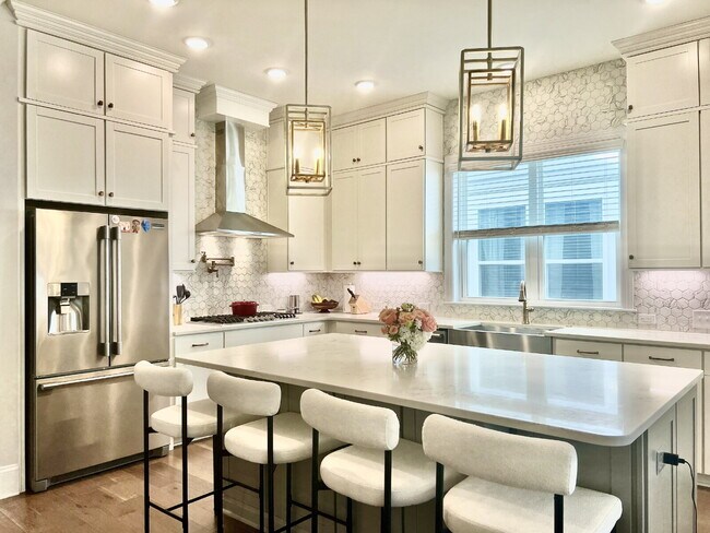 Building Photo - LUXURY TOWNHOME near Southend