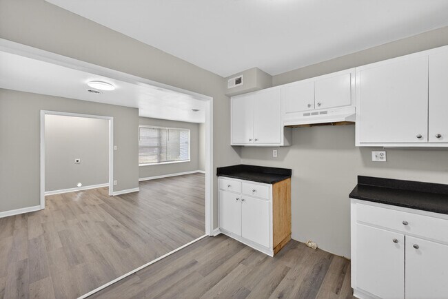 Building Photo - 1111 Alderman St NE