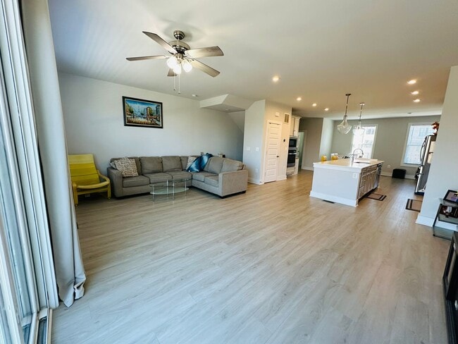 Building Photo - 594 Hazel Dr