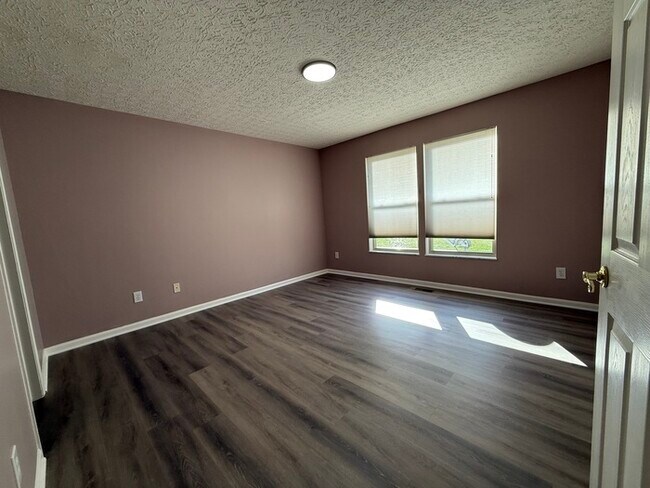 Building Photo - Updated 3 Bed, 2.5 Bath Home
