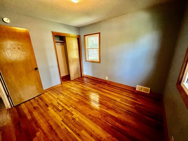Building Photo - 33 Susan Ln