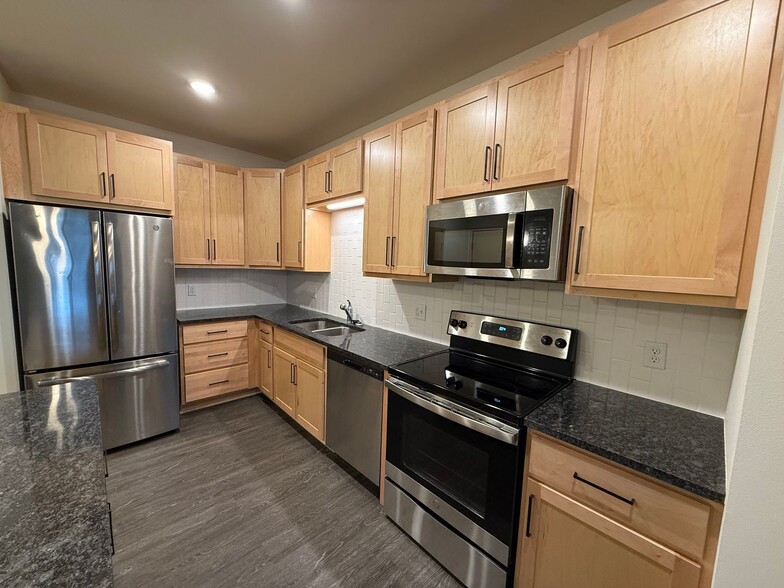 Building Photo - 1121 S Park St